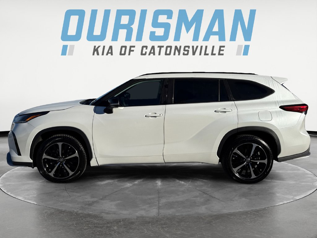 Used 2022 Toyota Highlander XSE AWD/4WD image 3