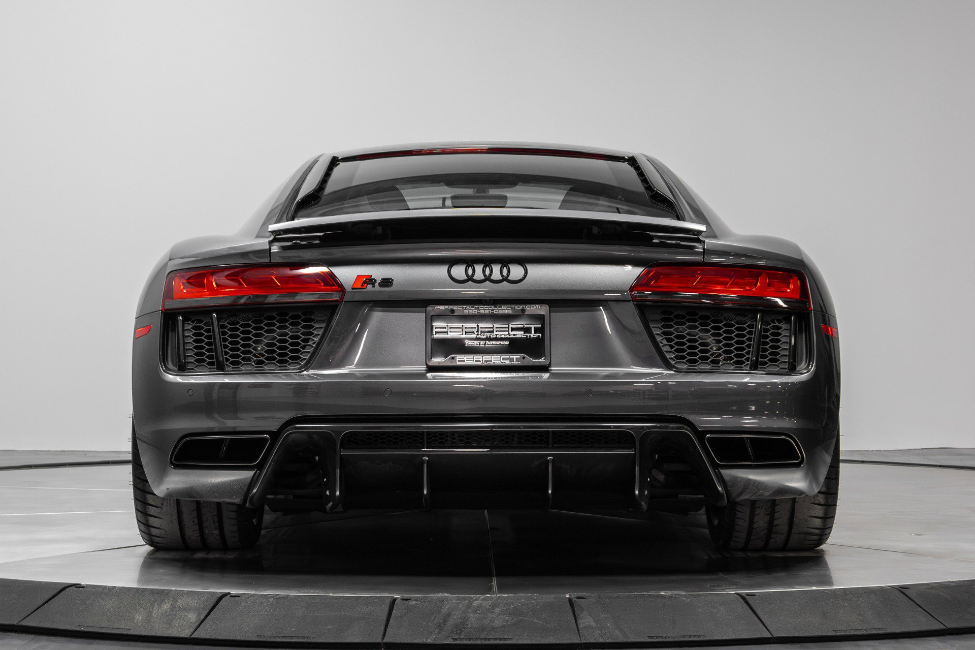 Used 2018 Audi R8 V10 w/ Premium Package image 32