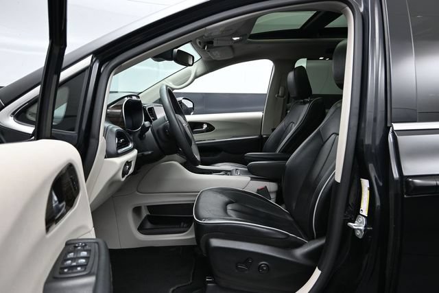 Certified 2024 Chrysler Pacifica Limited FWD image 19