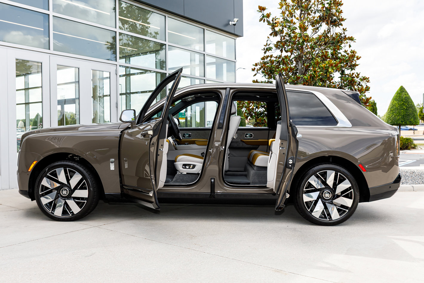 Certified 2025 Rolls-Royce Cullinan AWD/4WD image 32