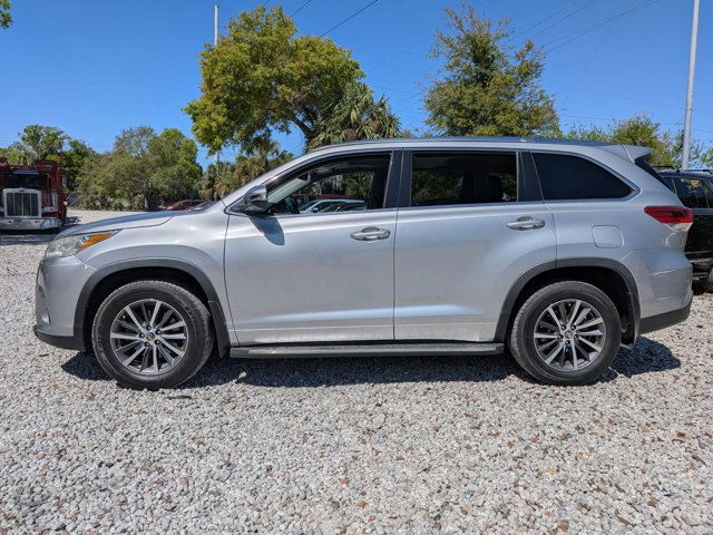 Used 2017 Toyota Highlander XLE image 2