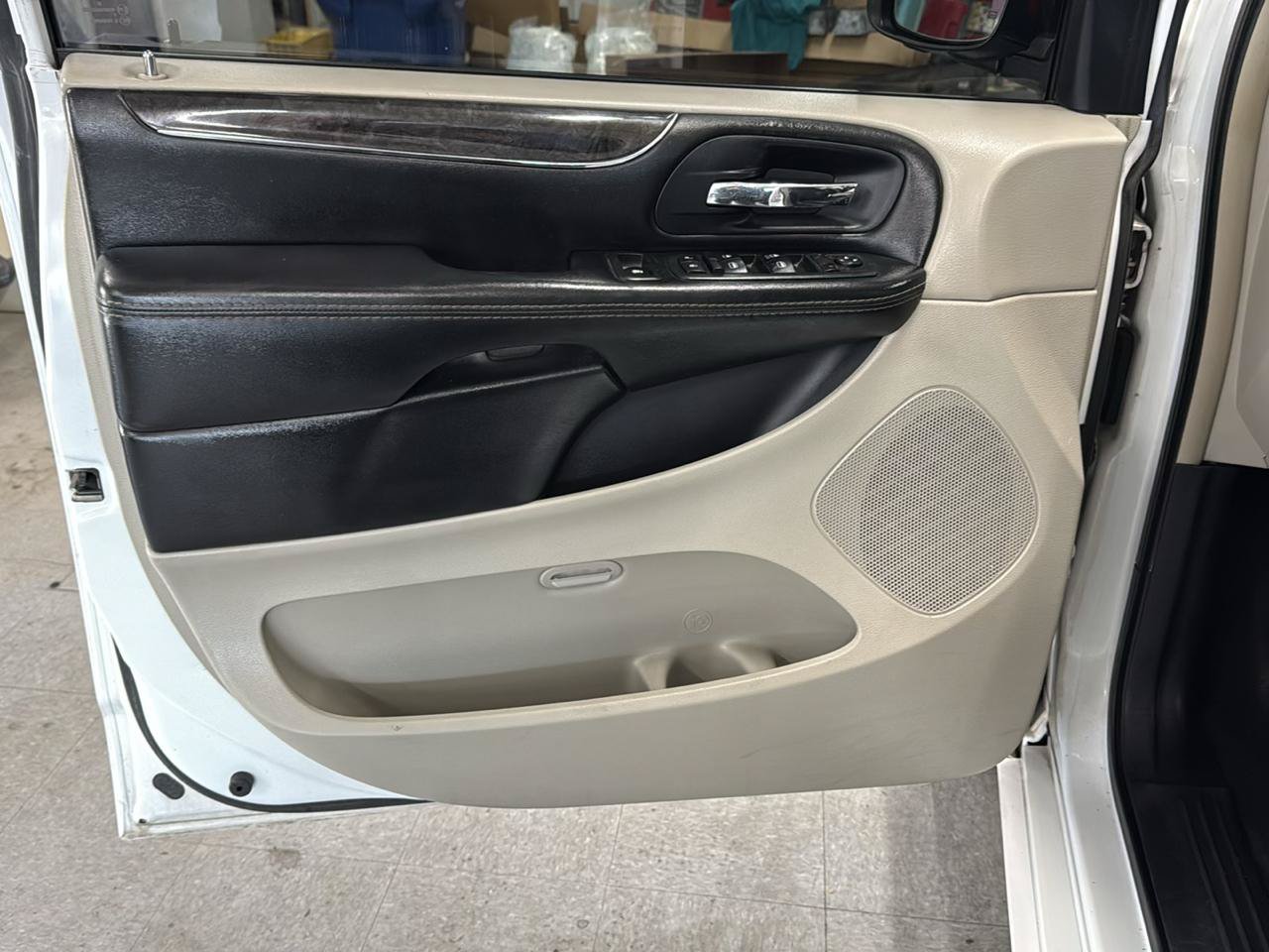 Used 2015 Chrysler Town & Country Touring FWD image 27