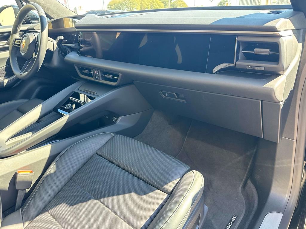 Certified 2025 Porsche Macan Electric image 18