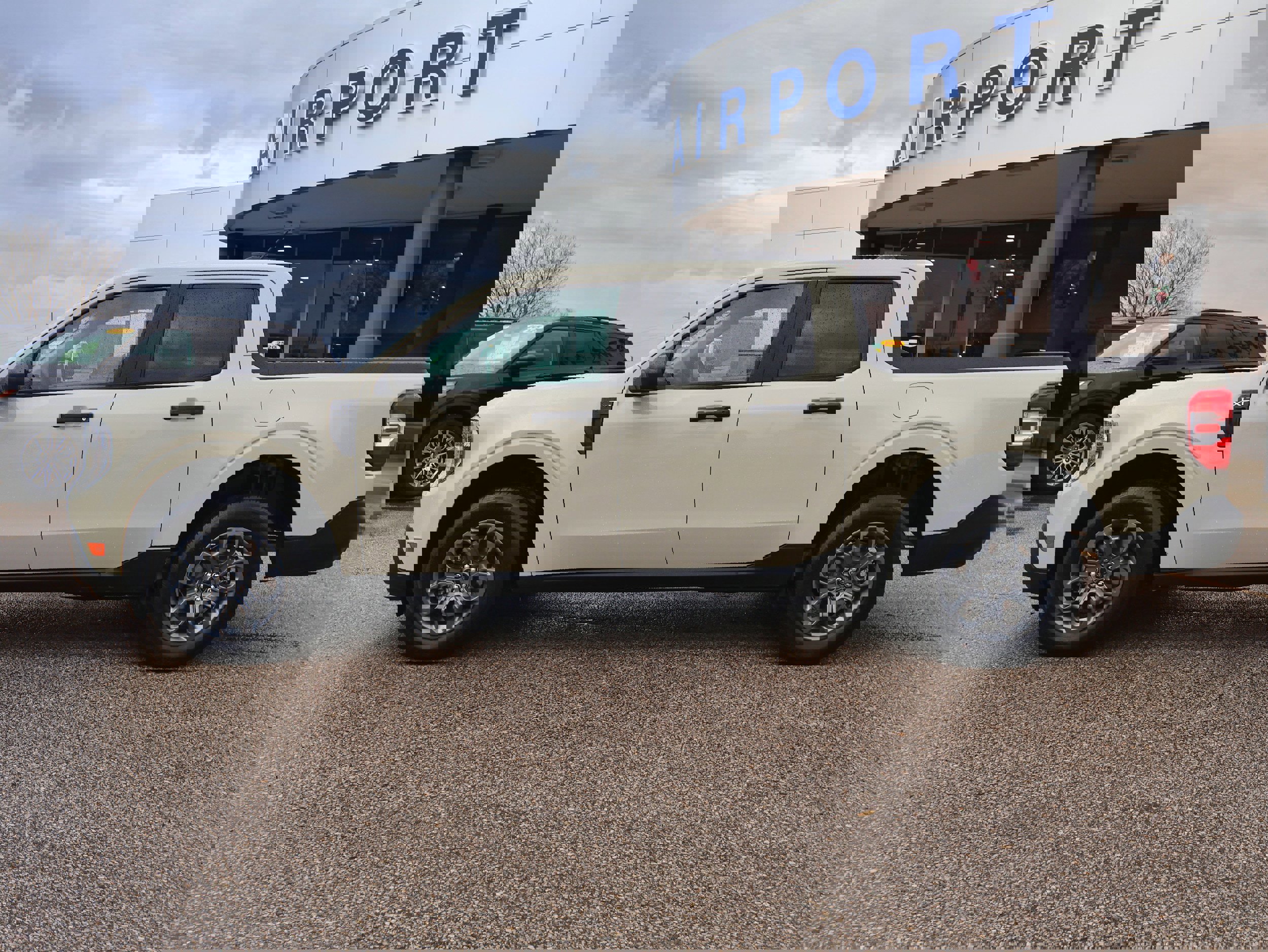 Used 2025 Ford Maverick XLT image 2