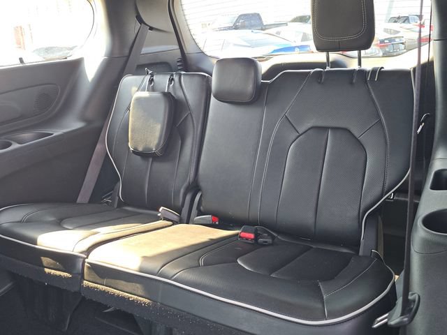 Used 2025 Chrysler Pacifica Limited FWD image 12
