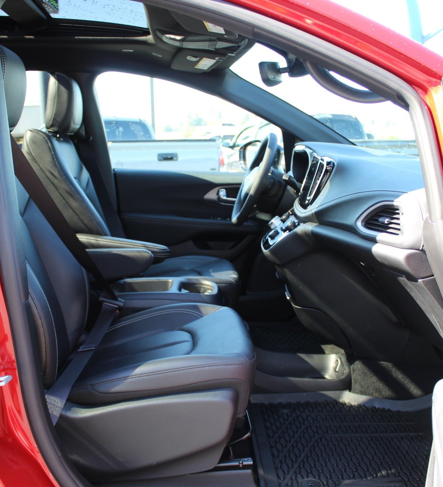 Used 2025 Chrysler Pacifica Select w/ Fav Edition Package FWD image 22
