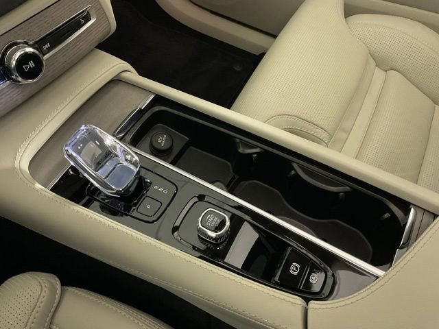 Certified 2024 Volvo XC90 T8 Ultimate w/ Protection Package Premier image 16