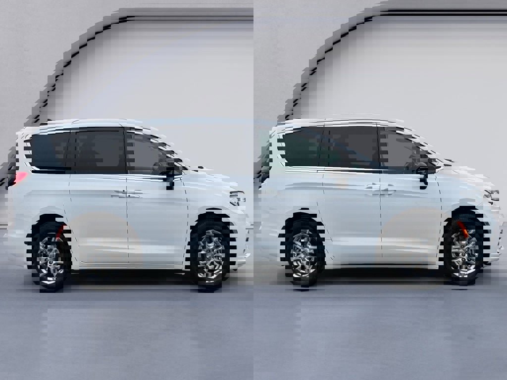 Used 2024 Chrysler Pacifica Touring-L image 6