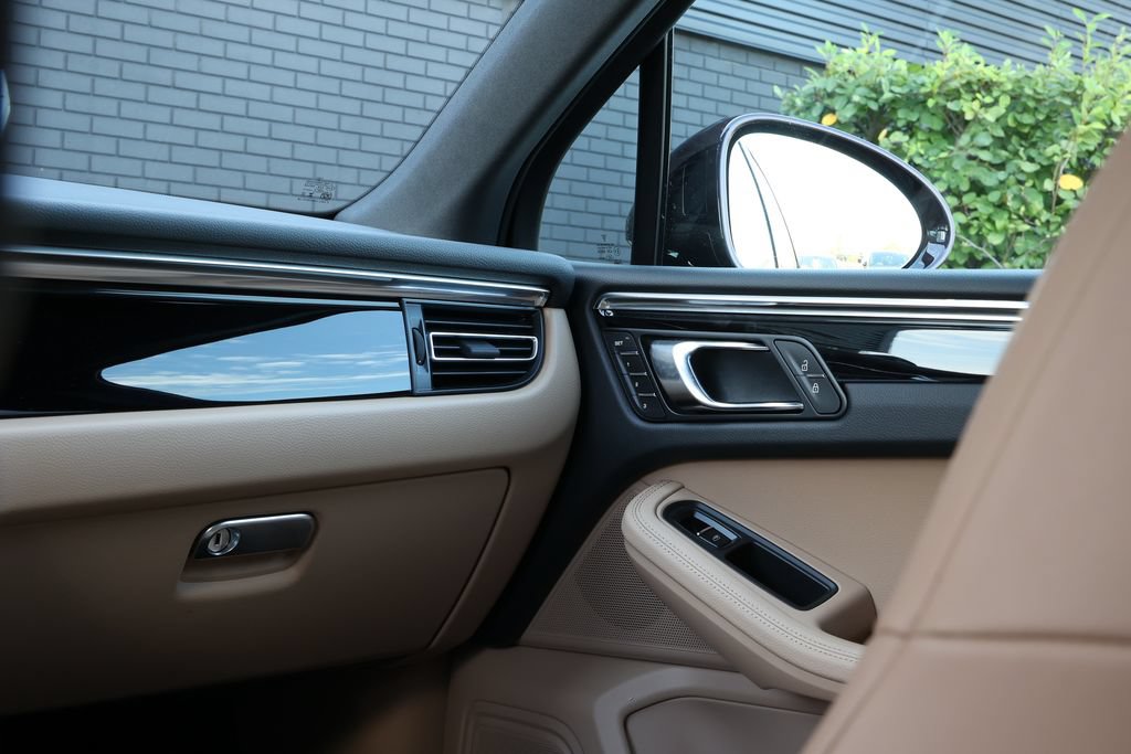 Certified 2026 Porsche Macan AWD/4WD image 43