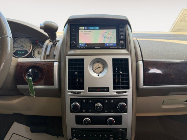 Used 2010 Chrysler Town & Country Touring w/ Entertainment Group #2 FWD image 6