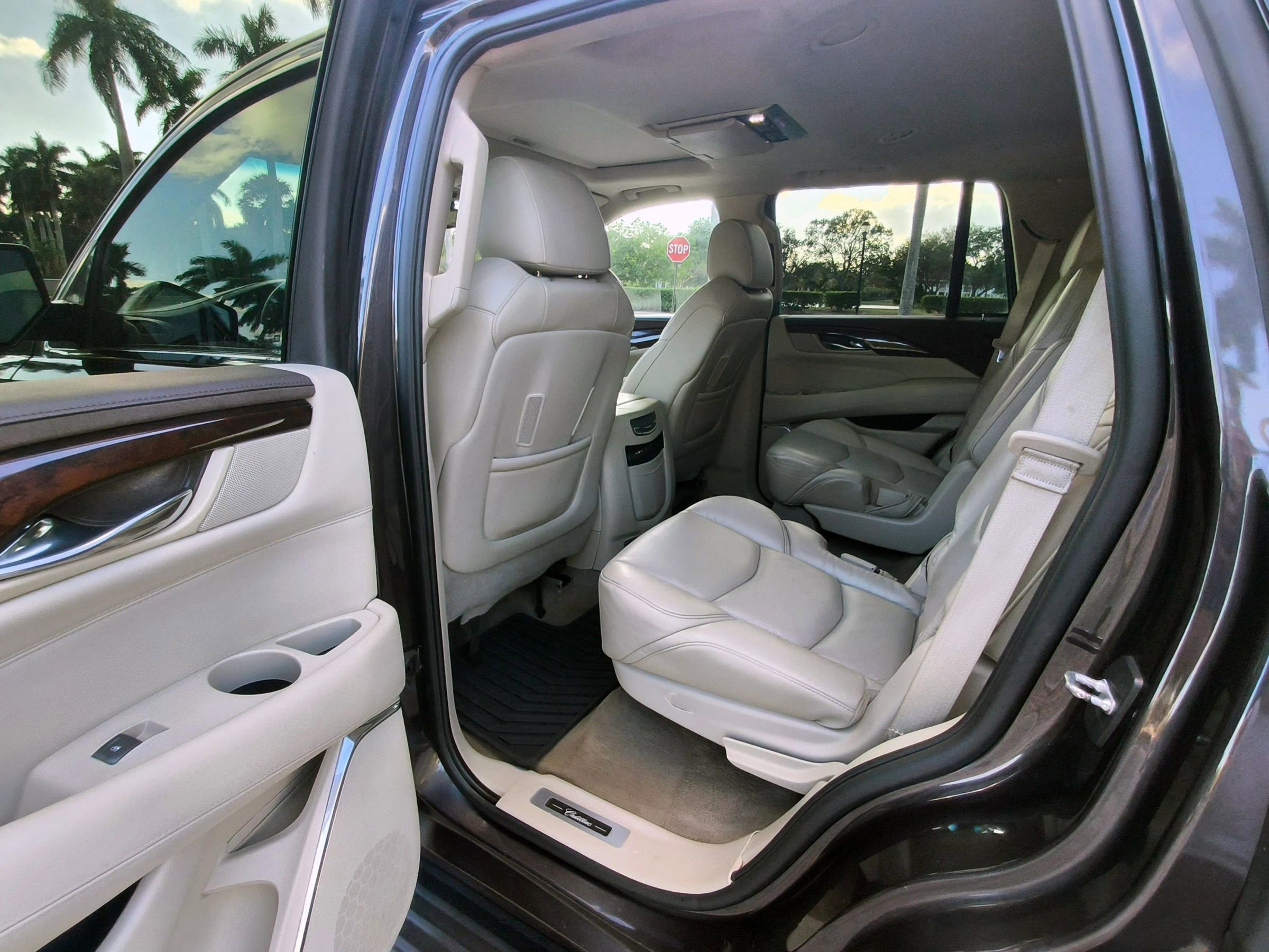 Used 2016 Cadillac Escalade Luxury image 32