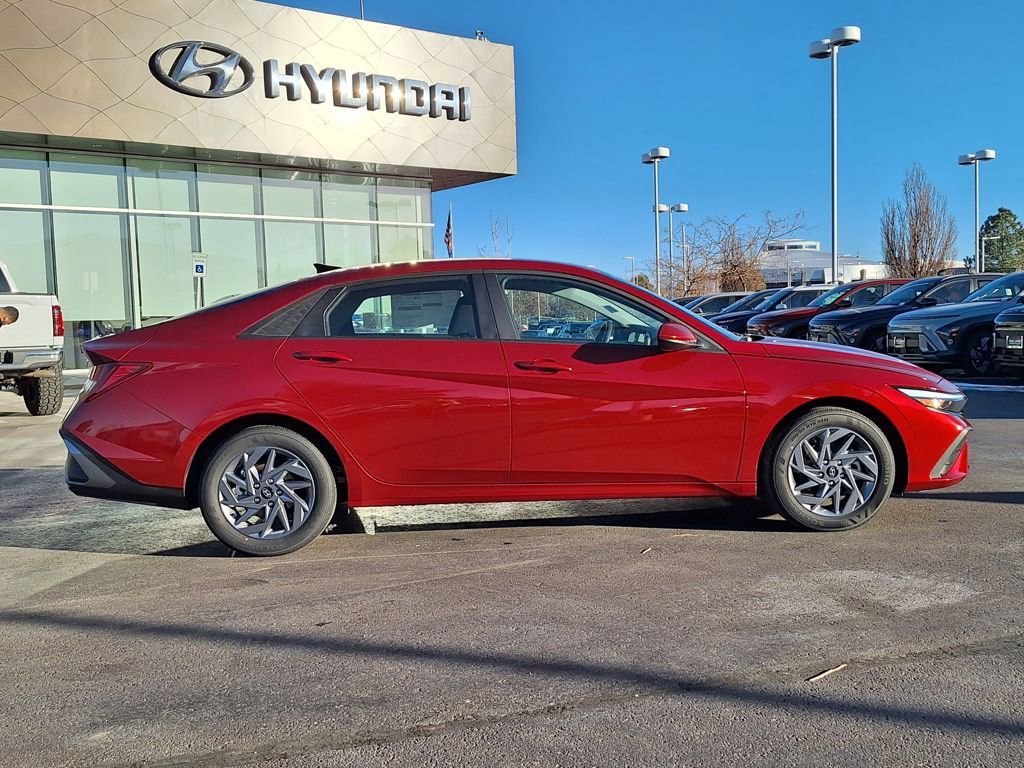 Used 2024 Hyundai Elantra Blue image 2