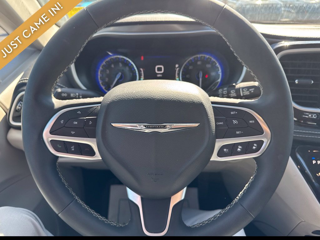Used 2024 Chrysler Pacifica Touring-L w/ Uconnect Theater Family Group FWD image 11