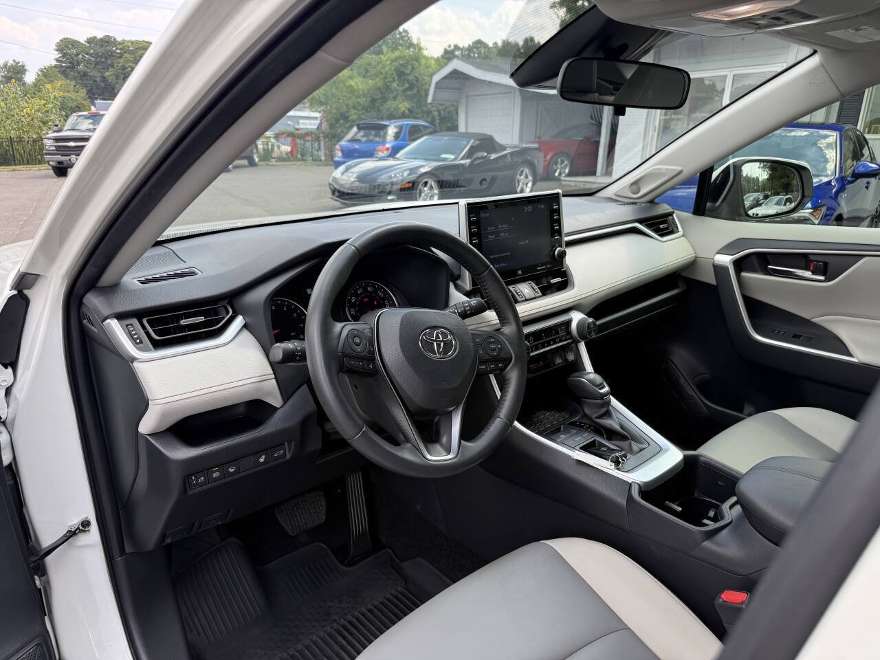 Used 2022 Toyota RAV4 XLE Premium FWD image 10