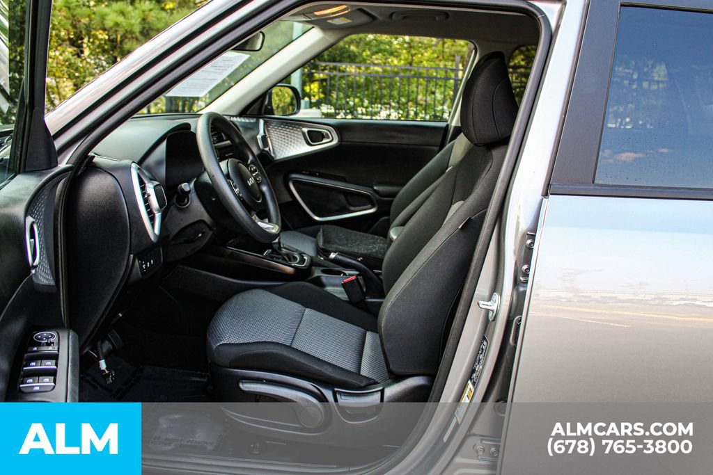 Used 2025 Kia Soul LX w/ LX Technology Package FWD image 16