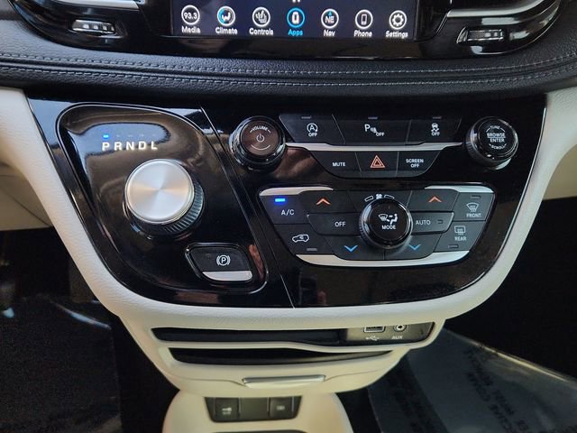 Used 2020 Chrysler Pacifica Limited image 45
