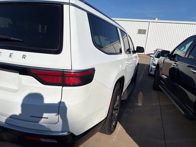 Used 2024 Jeep Wagoneer L Series II RWD image 9