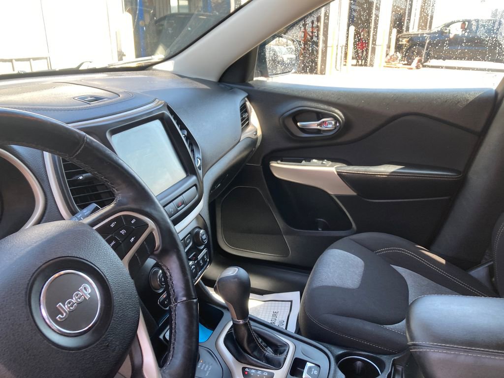 Used 2018 Jeep Cherokee Latitude AWD/4WD image 16