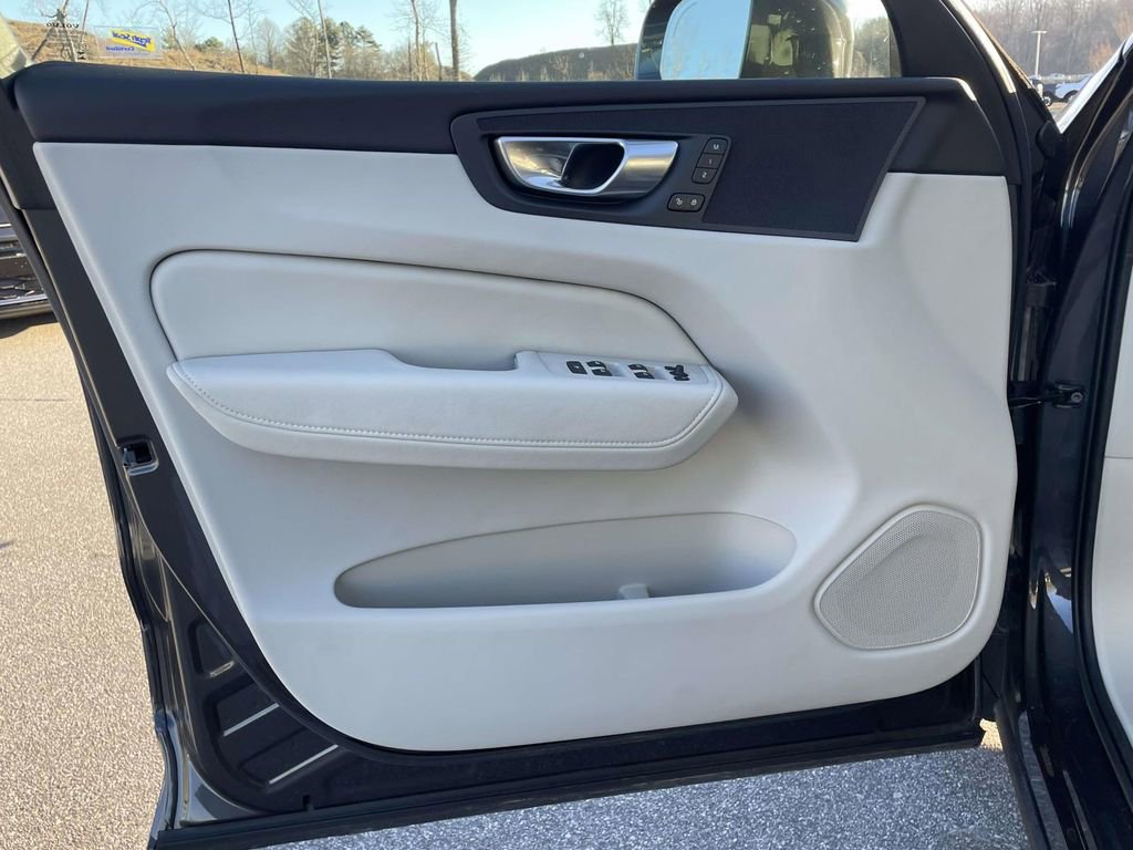 Used 2023 Volvo XC60 B5 Core image 5
