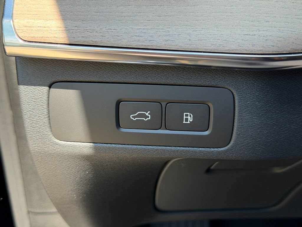New 2026 Volvo XC90 T8 Plus AWD/4WD image 32