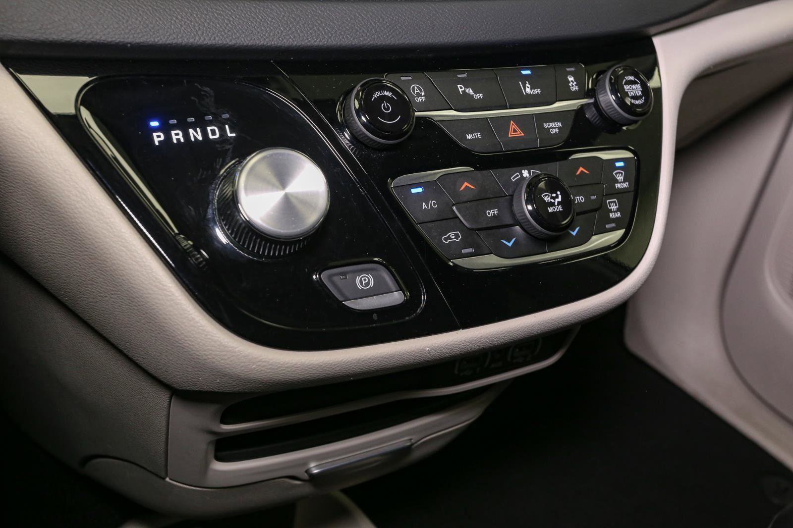 Used 2024 Chrysler Pacifica Touring-L image 32