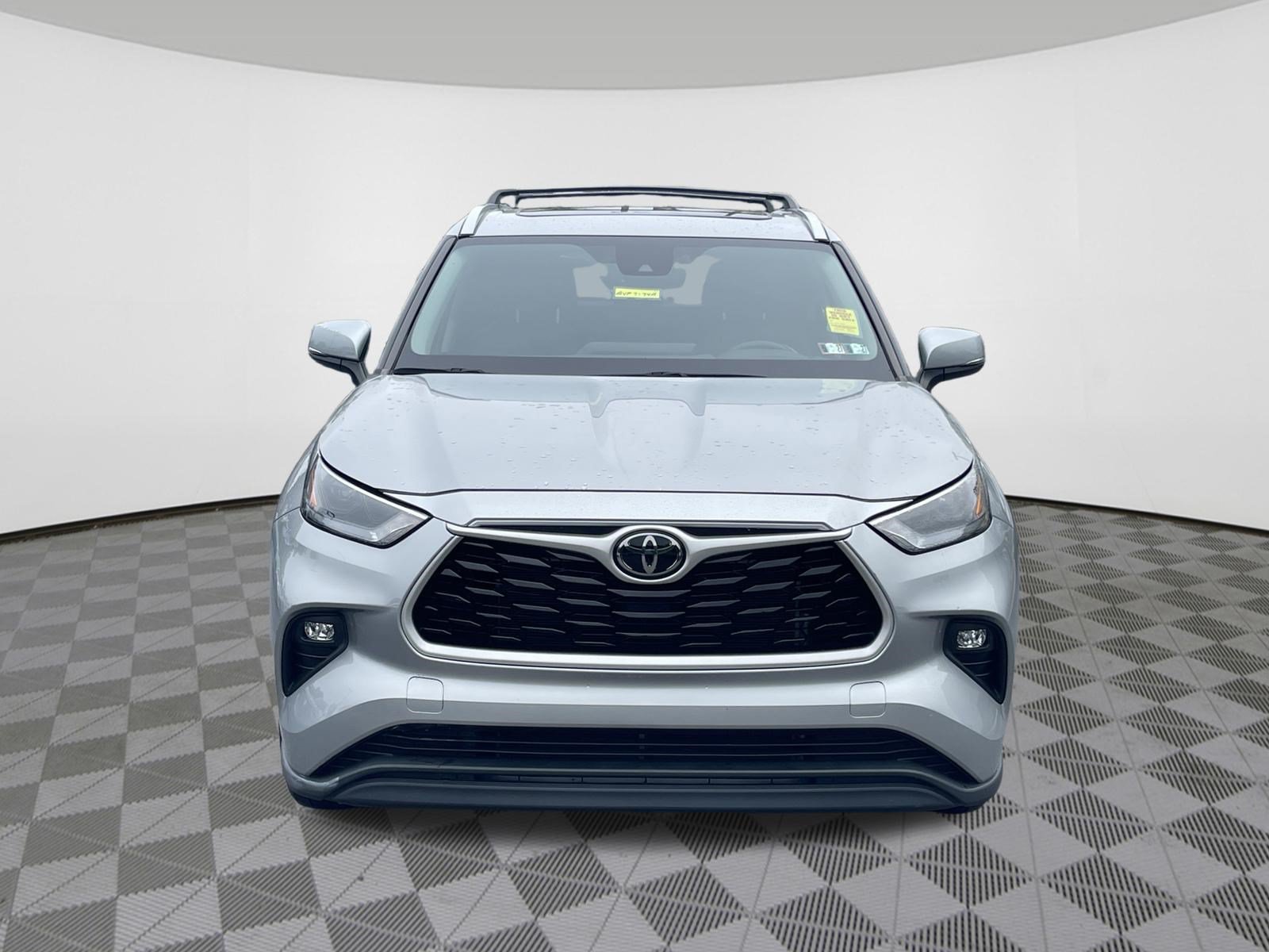 Used 2023 Toyota Highlander XLE FWD image 3