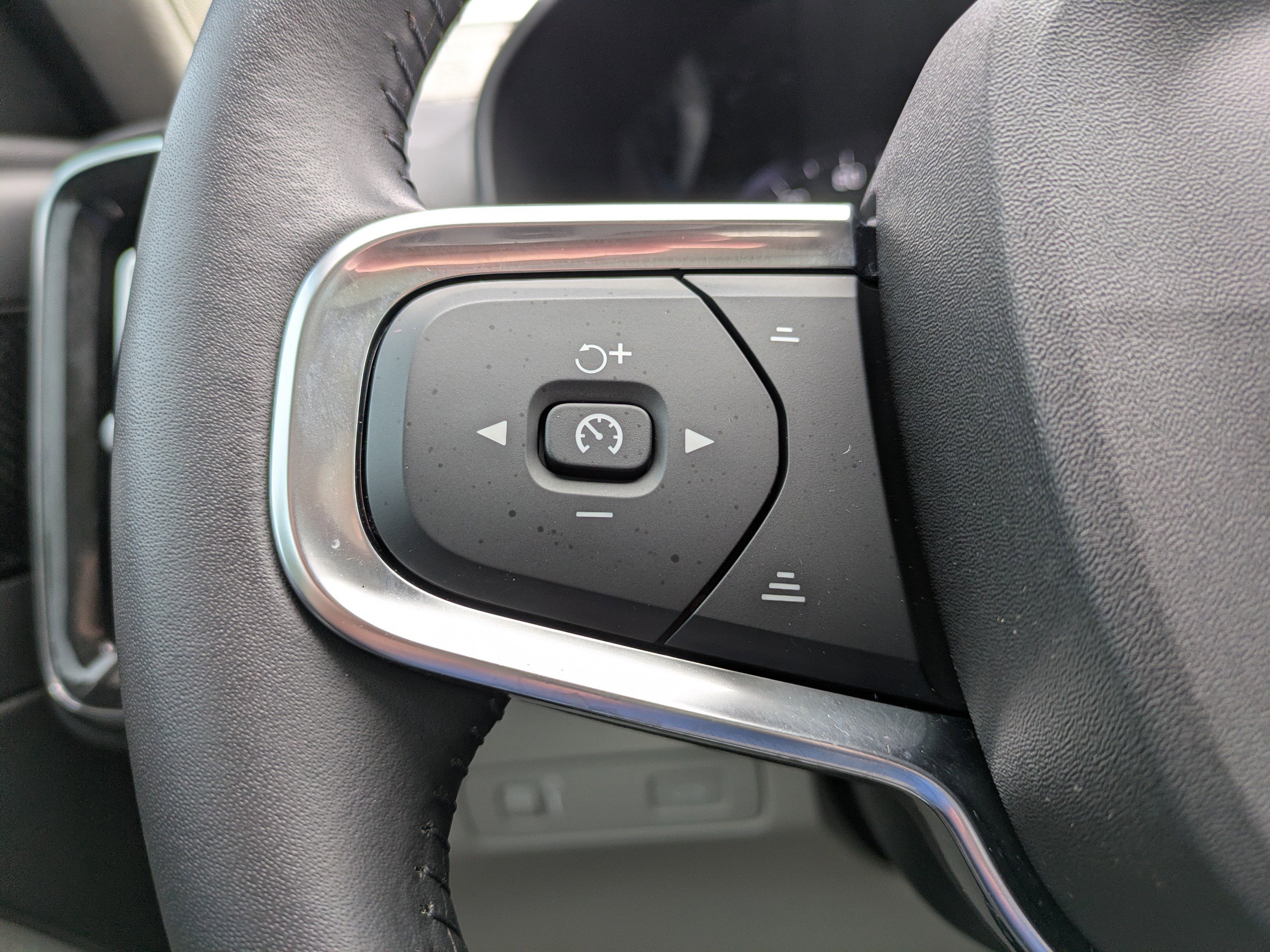 Used 2021 Volvo XC40 T5 Momentum w/ Premium Package image 22