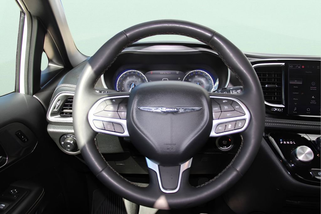 Used 2025 Chrysler Pacifica Select image 13
