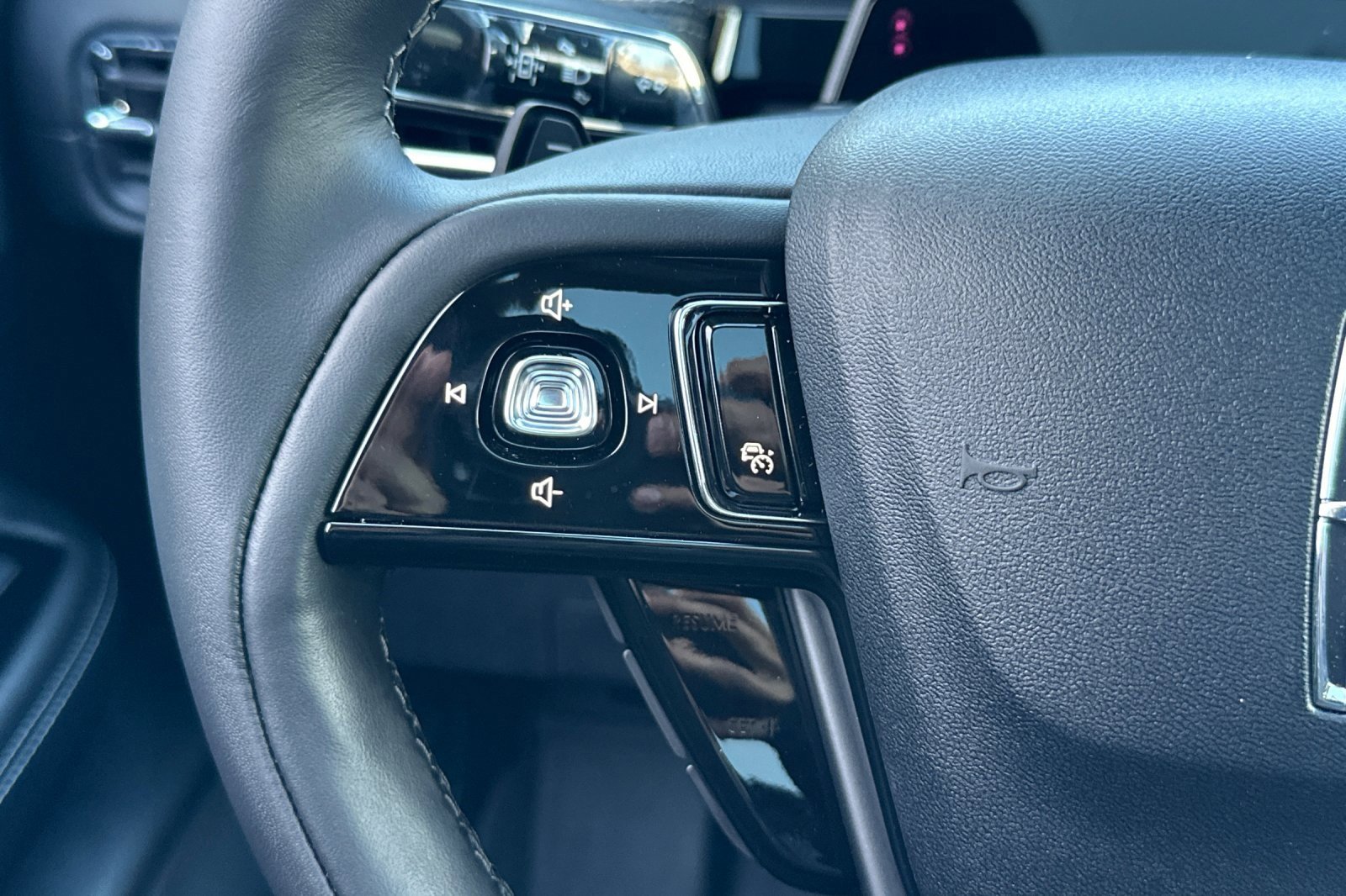 New 2025 Lincoln Corsair Reserve w/ Equipment Group 202A image 24