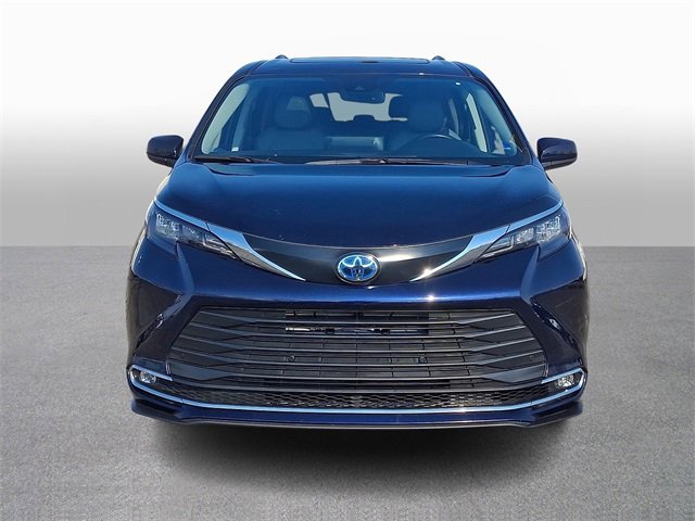 Used 2024 Toyota Sienna XLE image 2