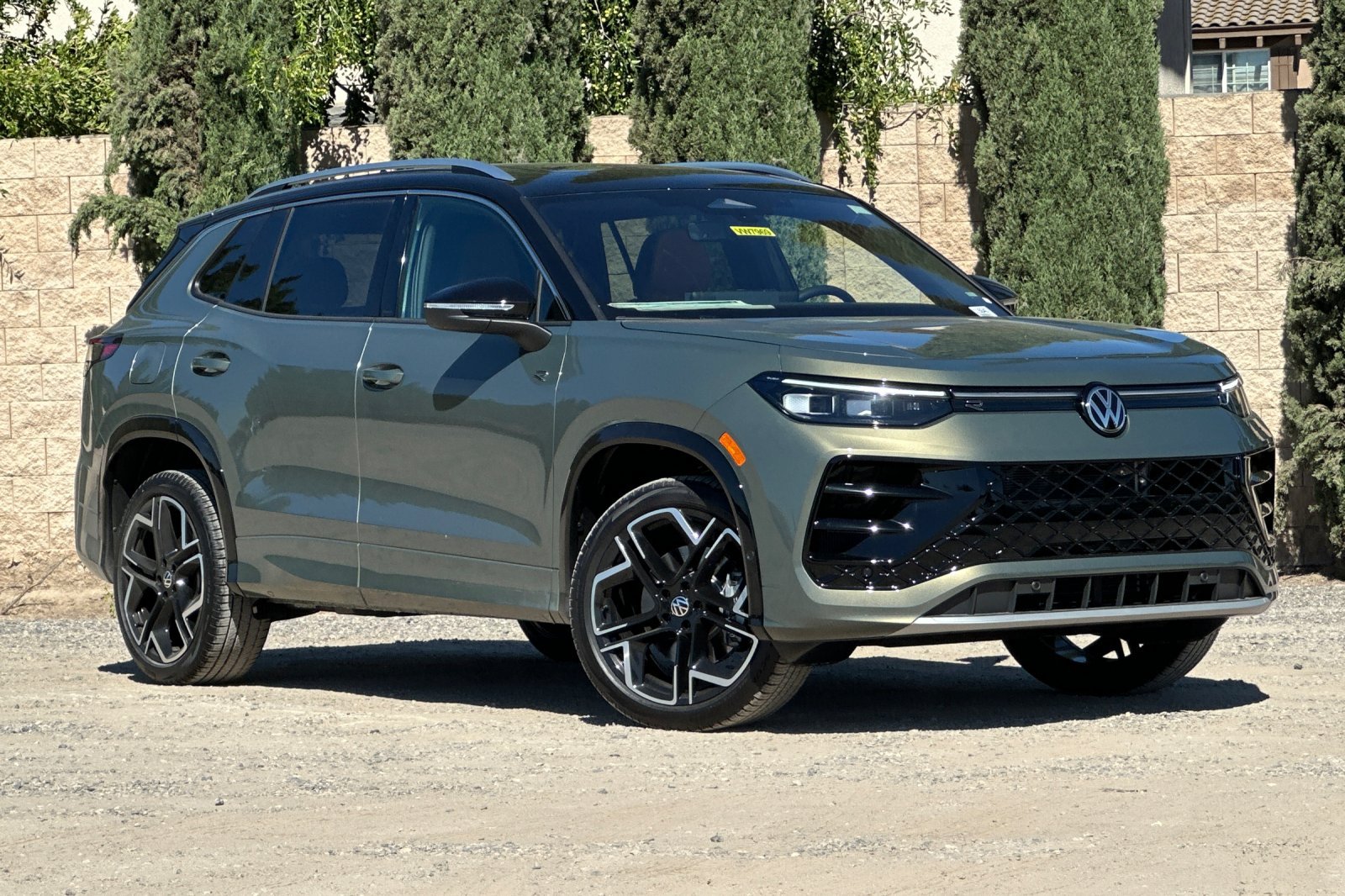 New 2026 Volkswagen Tiguan SEL R-Line AWD/4WD image 2