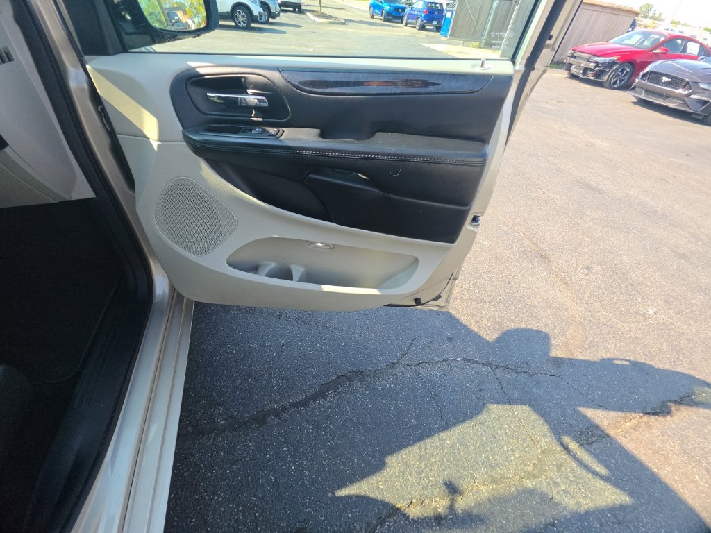 Used 2015 Dodge Grand Caravan SXT w/ Rear Park Assist Package FWD image 28