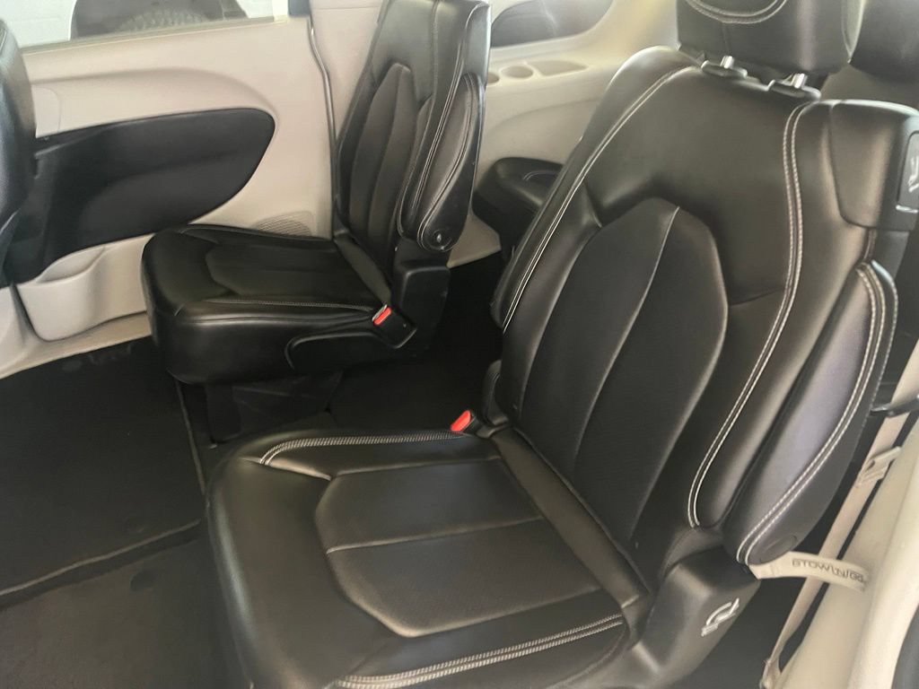 Used 2023 Chrysler Pacifica Touring-L FWD image 11