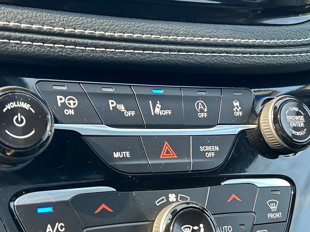 Used 2025 Chrysler Pacifica Limited FWD image 32