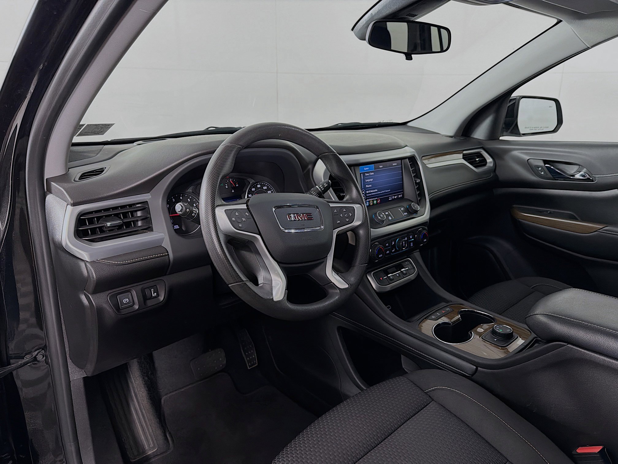 Used 2023 GMC Acadia SLE image 10