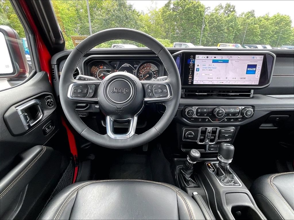 Used 2025 Jeep Wrangler Unlimited Sahara AWD/4WD image 16