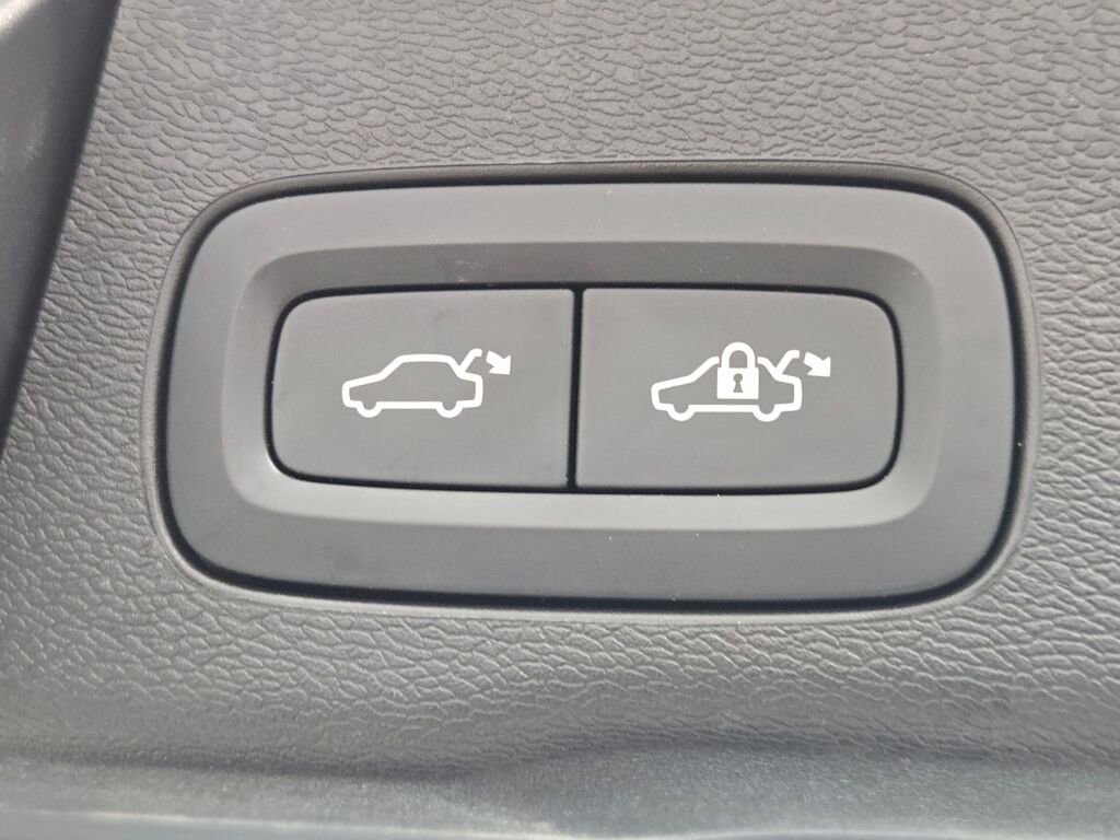 Used 2025 Volvo XC60 B5 Plus image 19