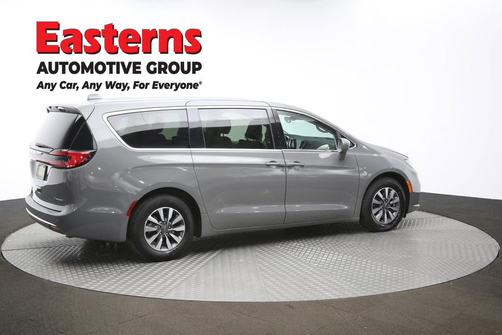 Used 2022 Chrysler Pacifica Touring-L image 43