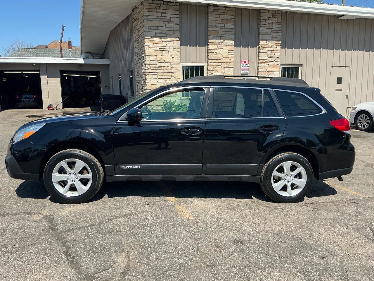 Used 2014 Subaru Outback 2.5i Premium AWD/4WD image 6
