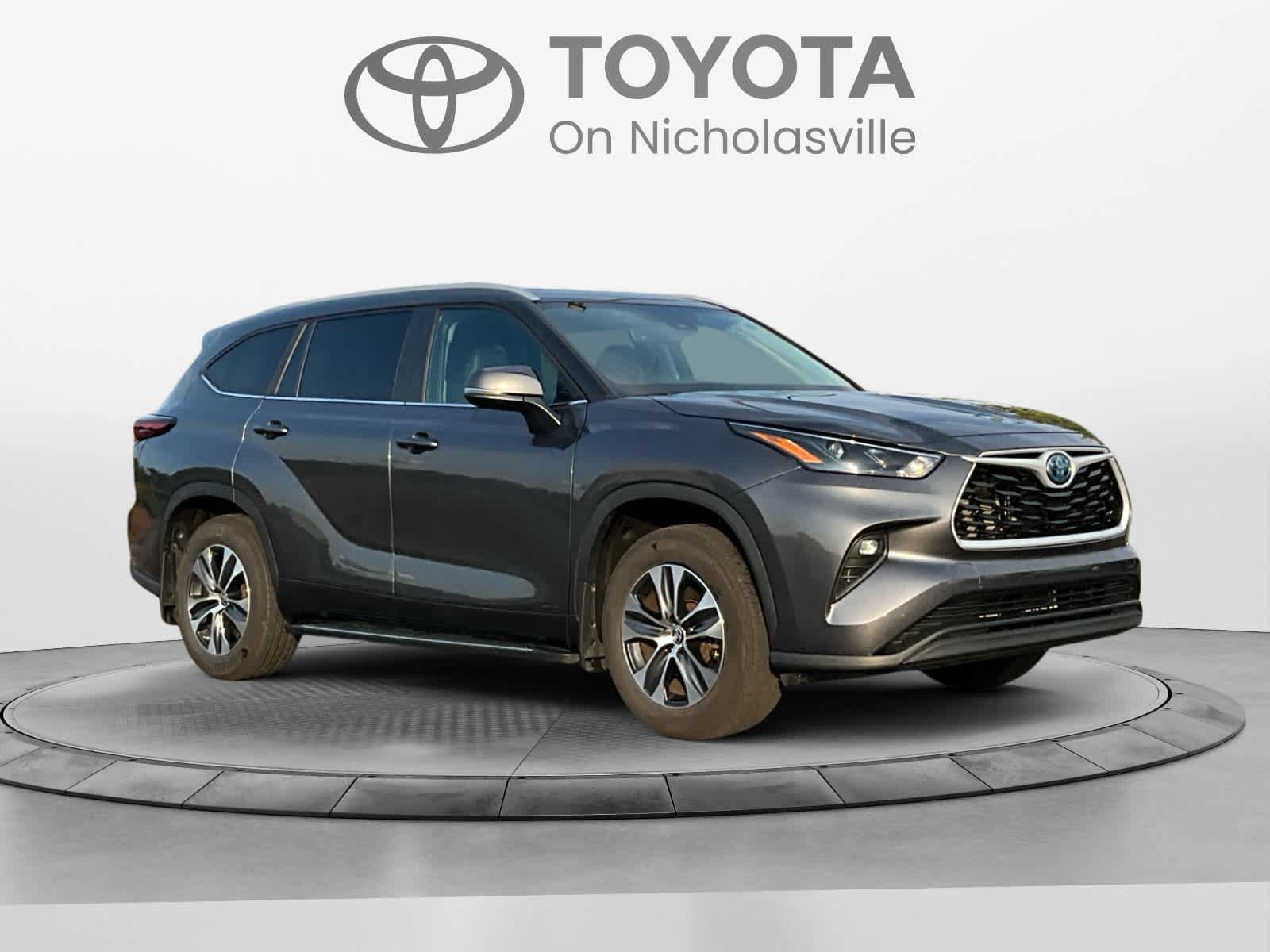 Used 2024 Toyota Highlander XLE AWD/4WD image 7