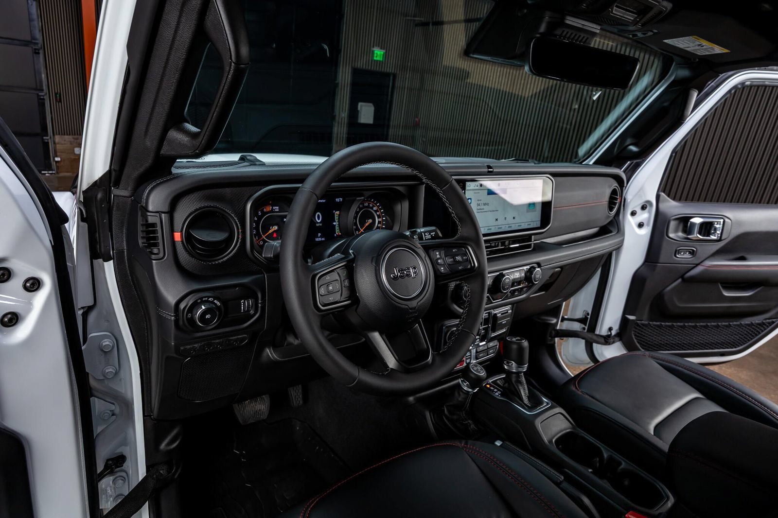 Used 2025 Jeep Wrangler Unlimited Rubicon AWD/4WD image 16