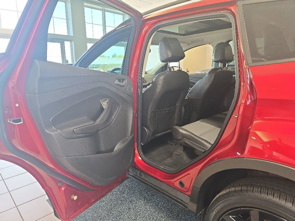 Used 2017 Ford Escape SE w/ Equipment Group 201A AWD/4WD image 28