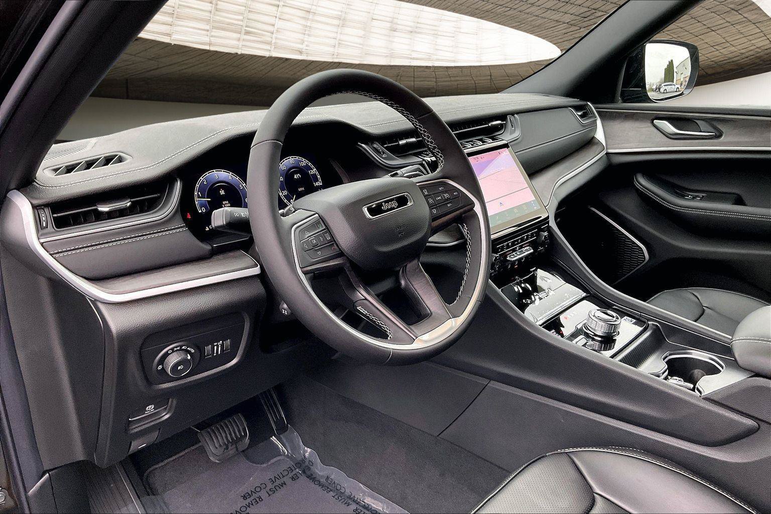 New 2025 Jeep Grand Cherokee Limited w/ Luxury Tech Group II AWD/4WD image 7