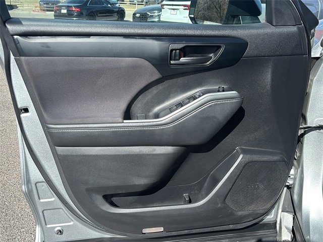 Used 2020 Toyota Highlander LE image 21