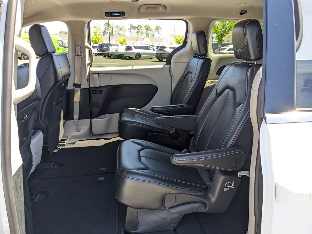 Used 2024 Chrysler Pacifica Touring-L image 24