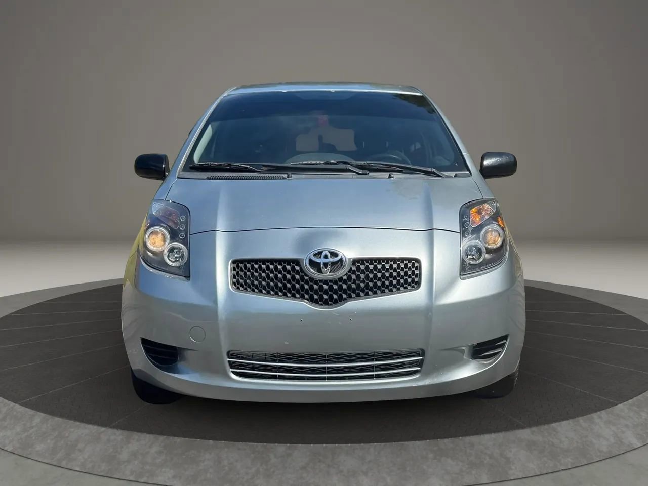 Used 2007 Toyota Yaris 2-Door Hatchback image 2