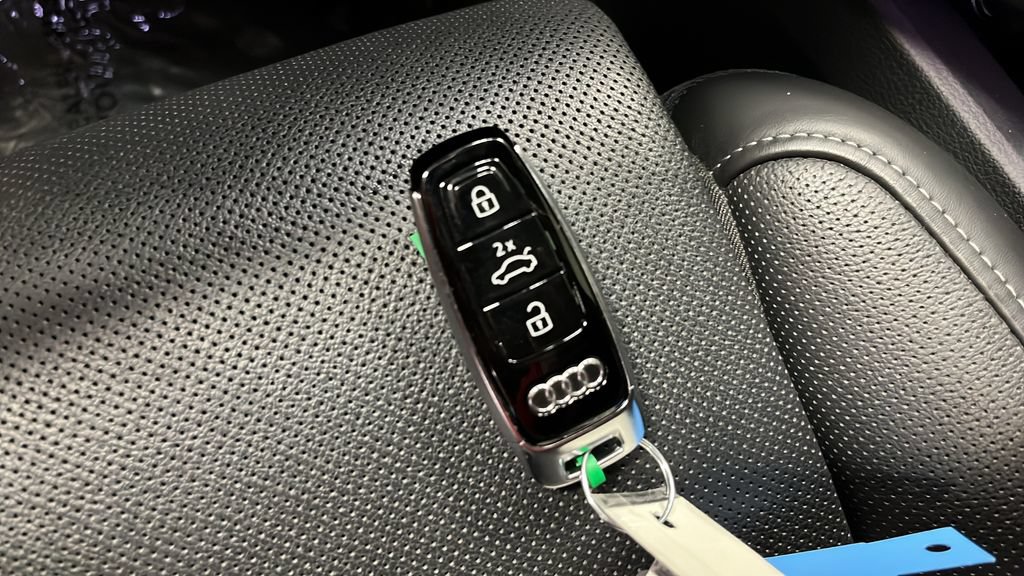 Used 2022 Audi e-tron Prestige w/ Prestige Package AWD/4WD image 42