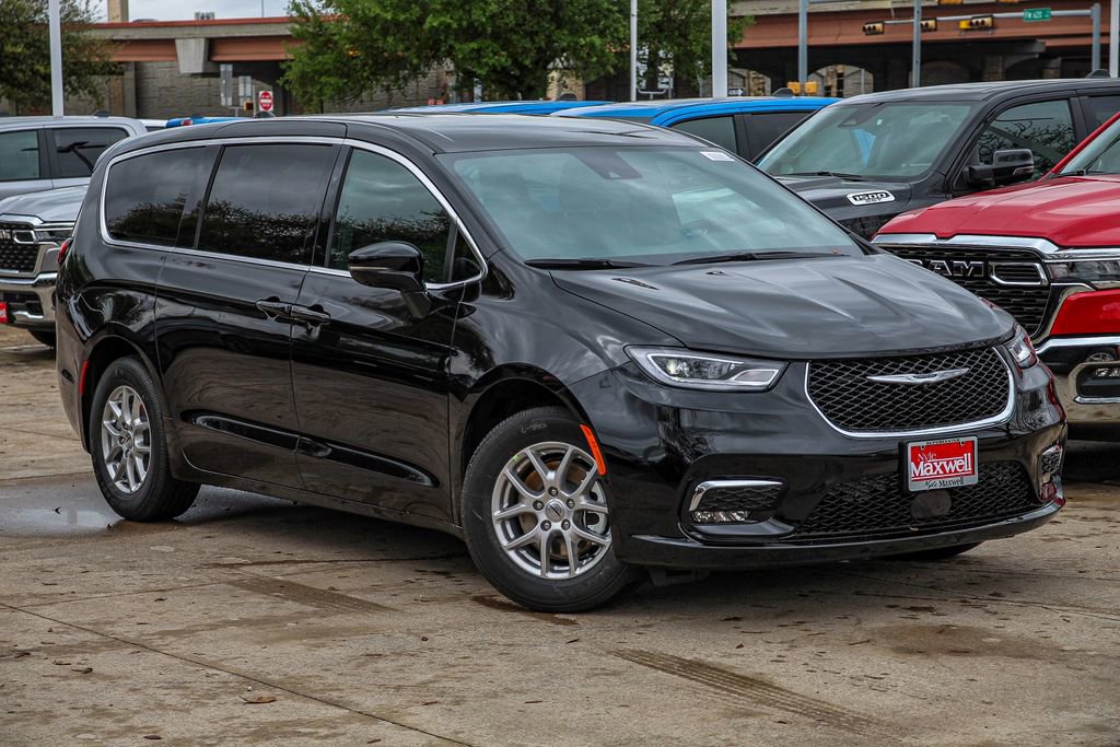 New 2025 Chrysler Pacifica Select