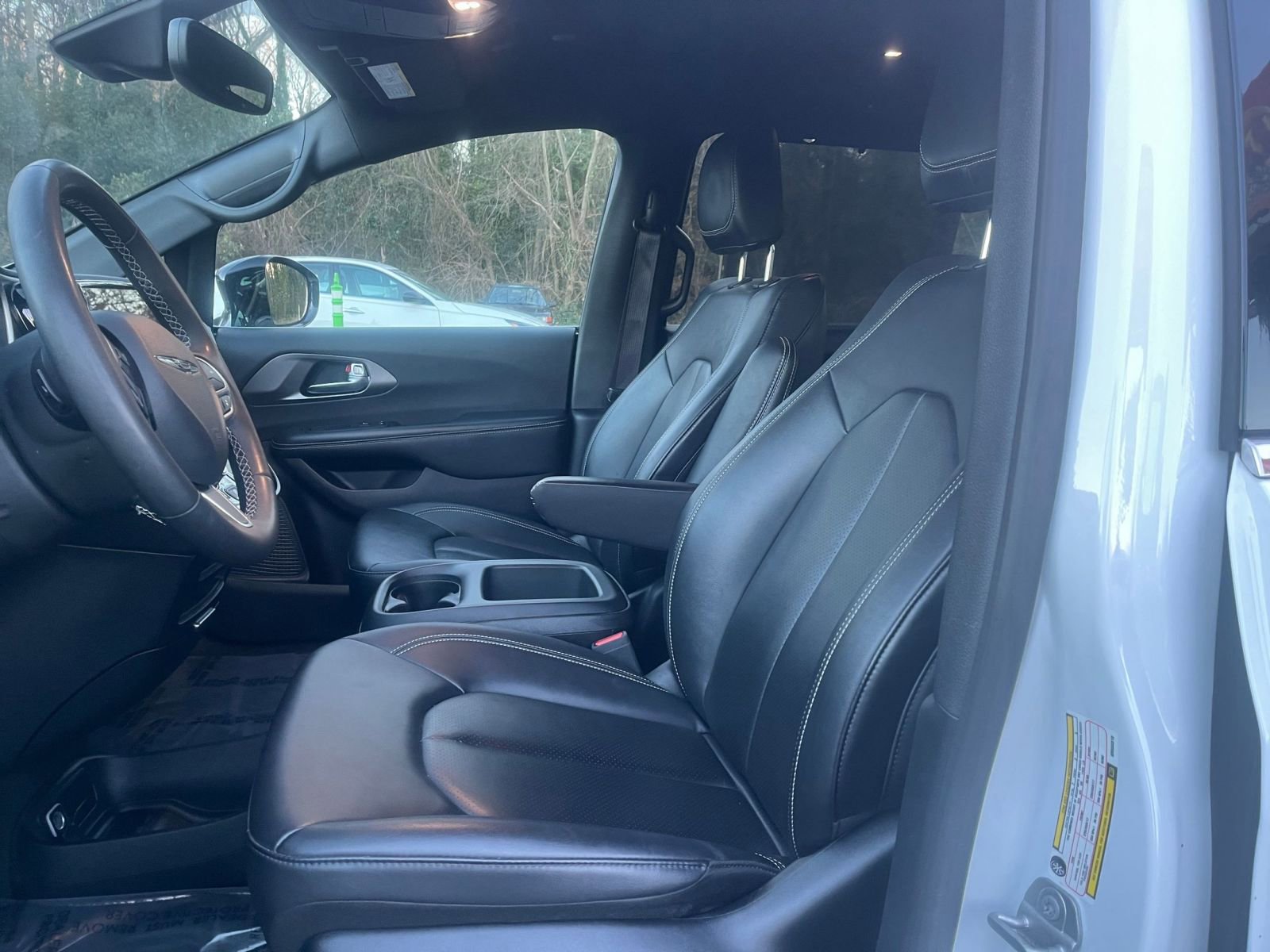 Used 2025 Chrysler Pacifica Select image 27