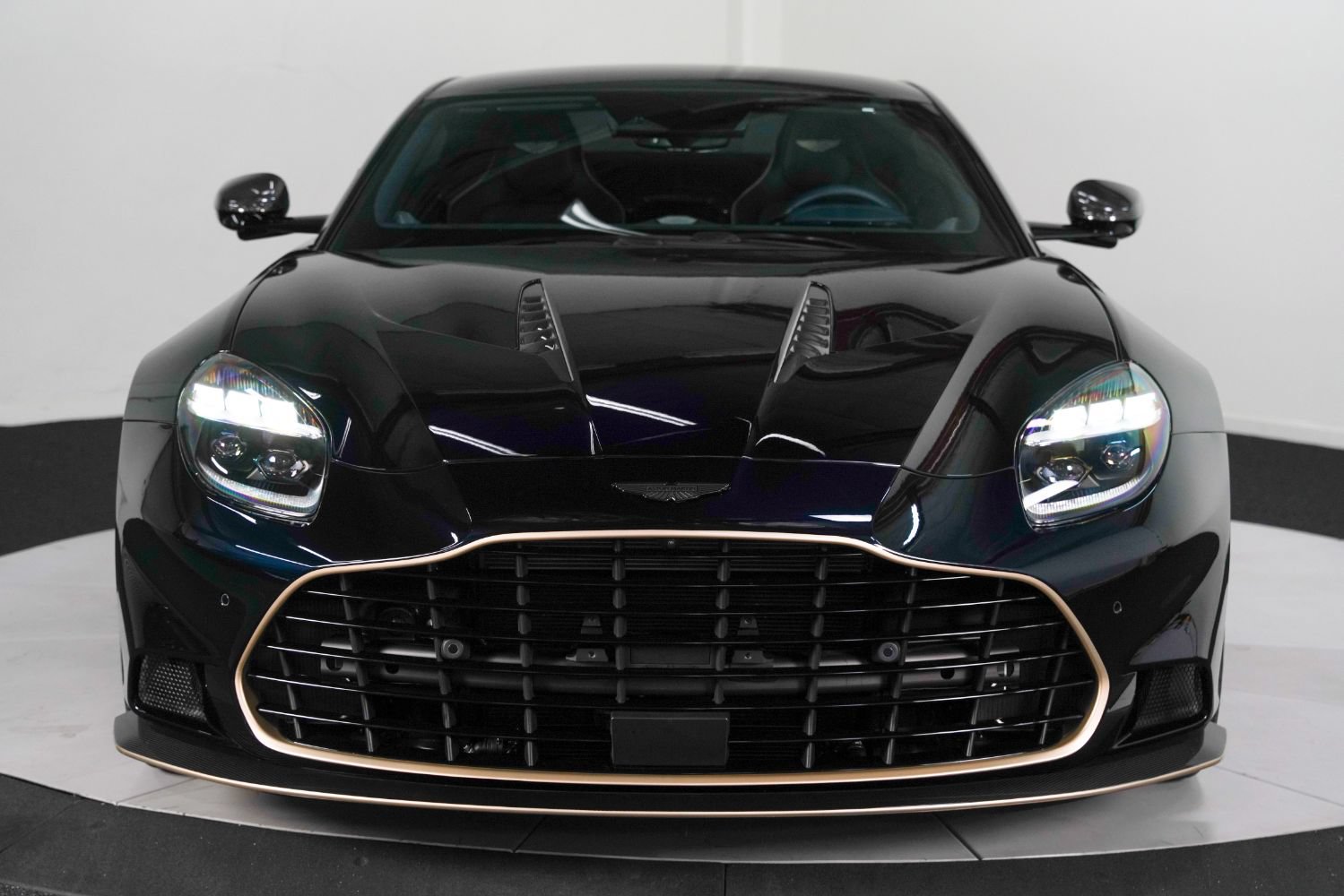 Used 2025 Aston Martin Vanquish RWD image 10